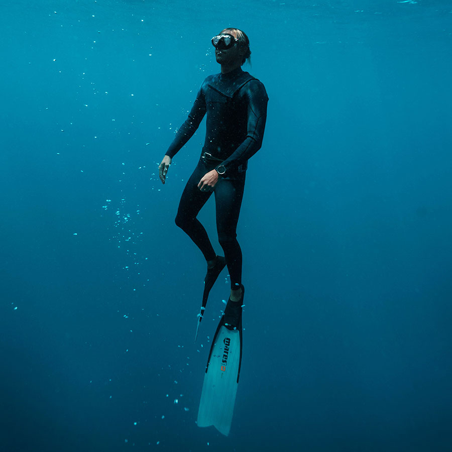 Fourth Element Men's Surface Suit 4/3mm, worn by a diver