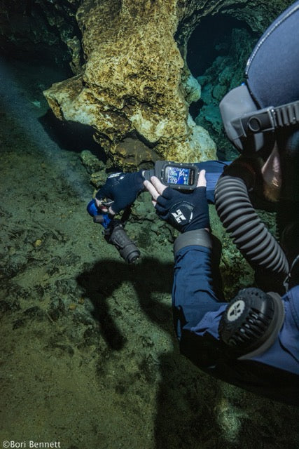 Diver underwater with the Halcyon Symbios Silver Handset Computer