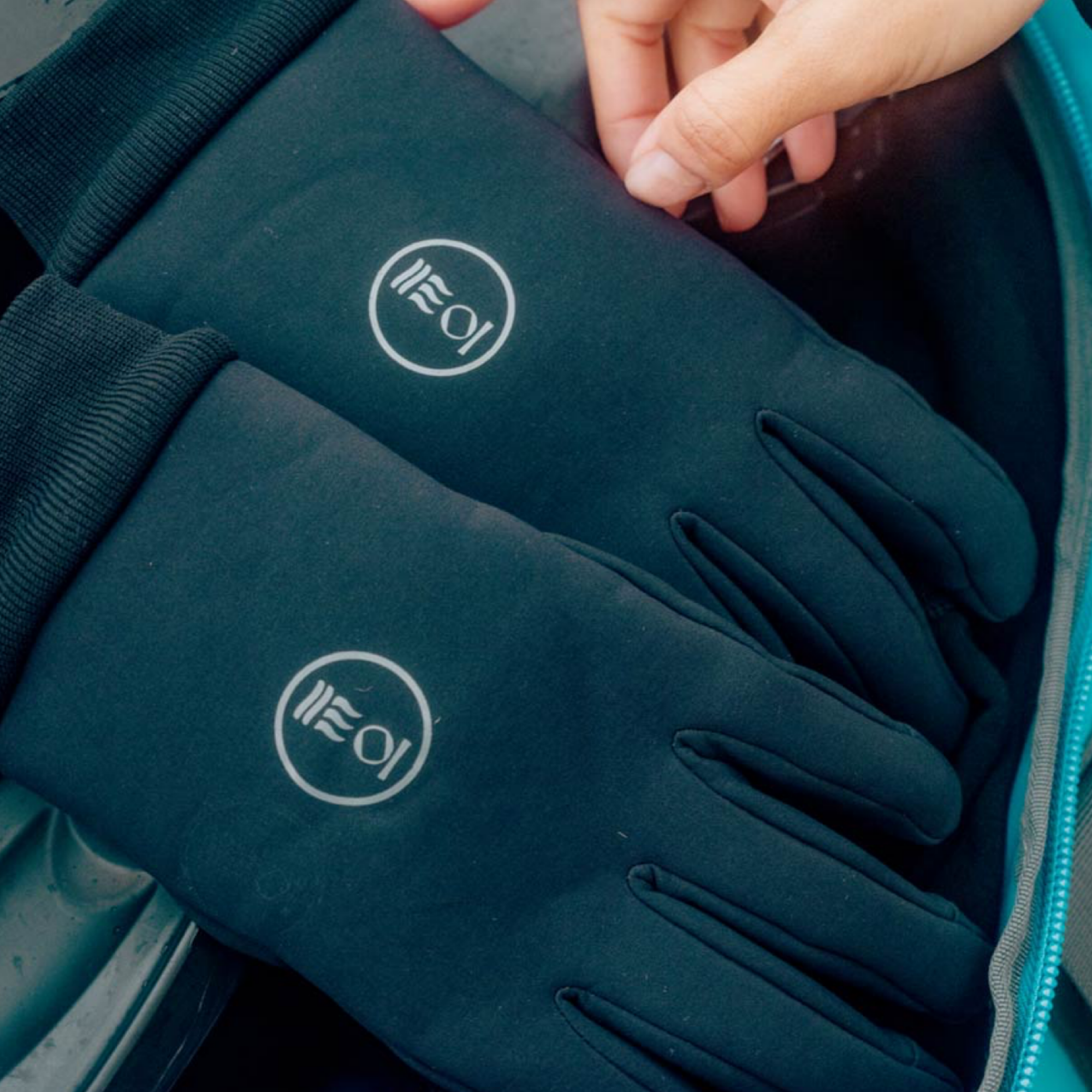 Fourth Element Halo A°R Gloves, worn by a diver