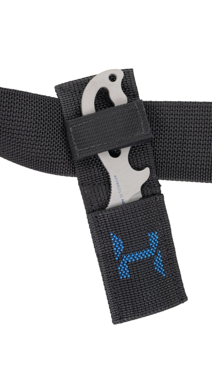 Displaying a photo of the Halcyon Explorer Knife wihth angled black sheath and blue Halcyon logo, ideal for divers.