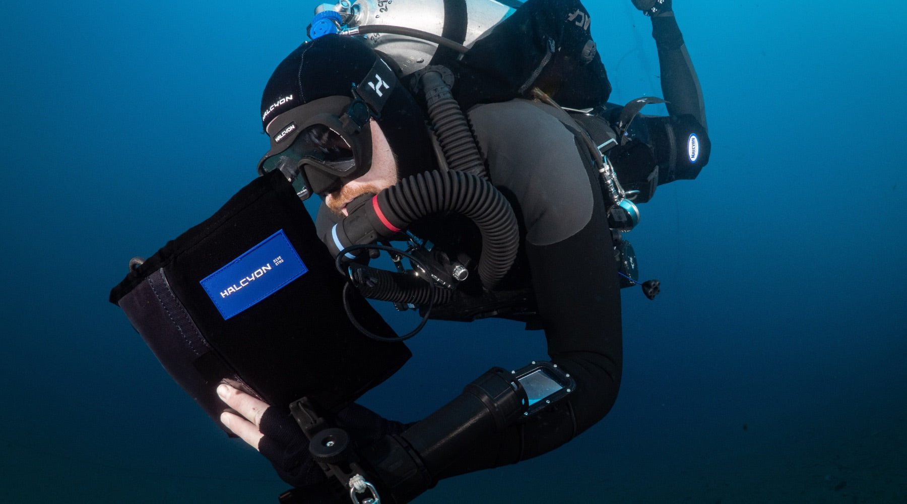 Halcyon Omnis Mask Lifestyle Product Image Underwater
