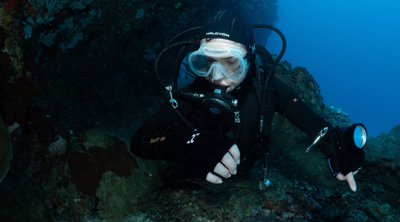 Halcyon Neoprene Tech Gloves in Use Product Image