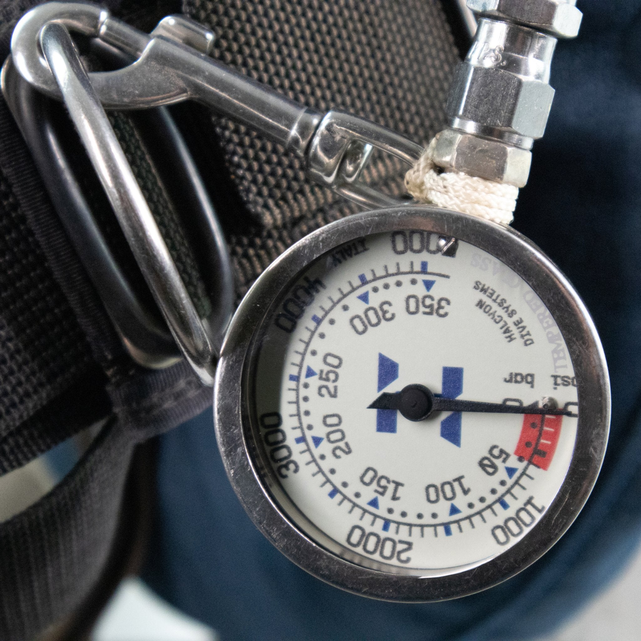 Halcyon Master SPG with bar and PSI scale, close-up of the gauge face