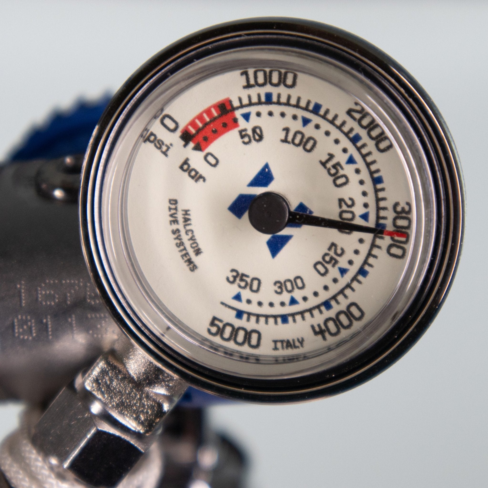 Halcyon Stage SPG with bar and PSI scale, close-up of the gauge face