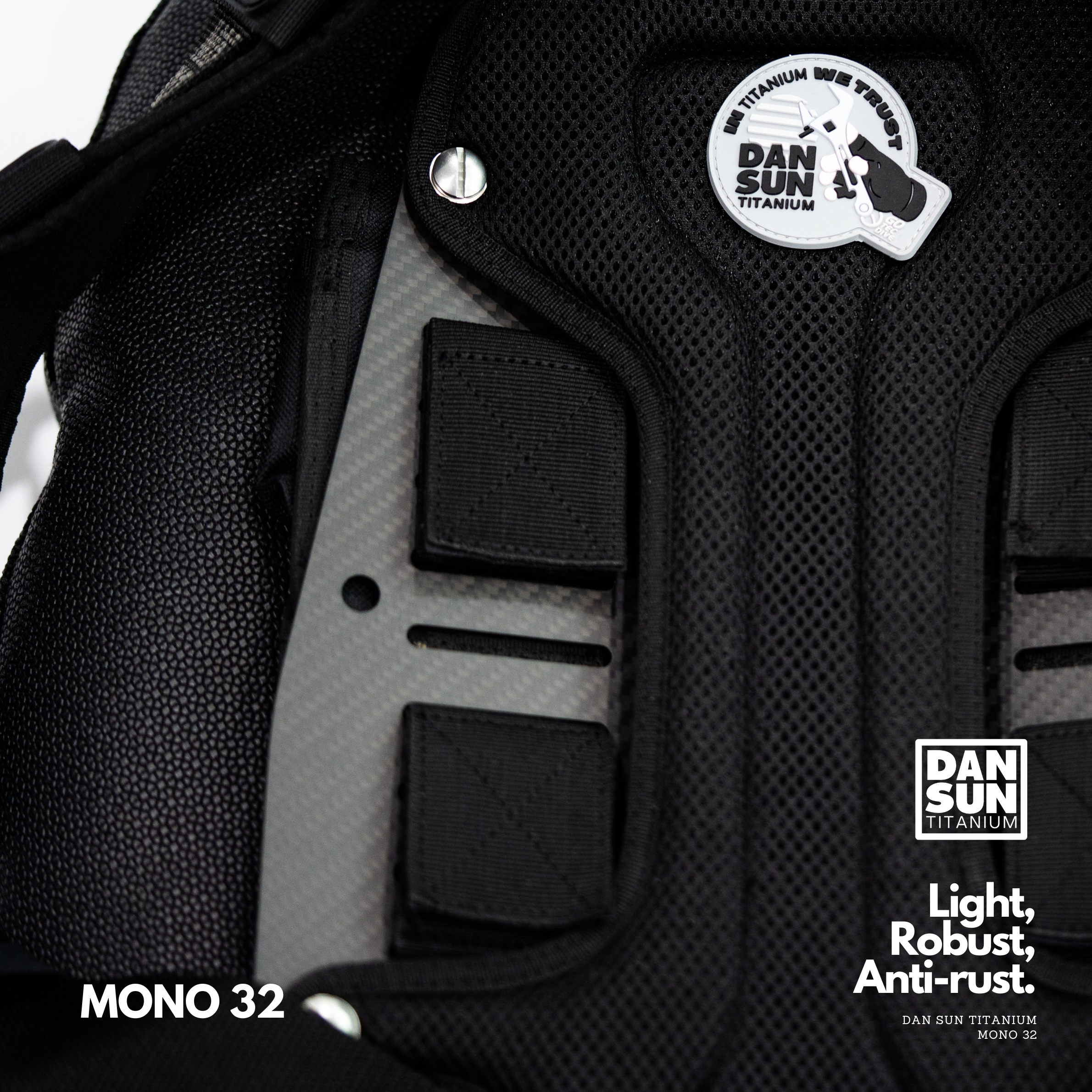 Carbon fibre backplate with weight pockets on the MONO 32