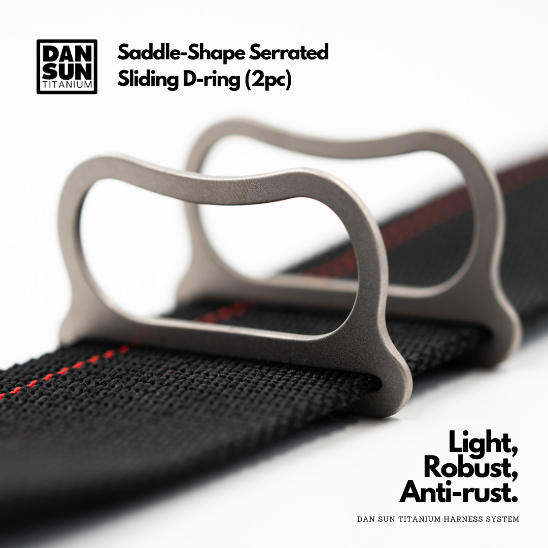 Saddle-shaped sliding D-rings on webbing with red thread